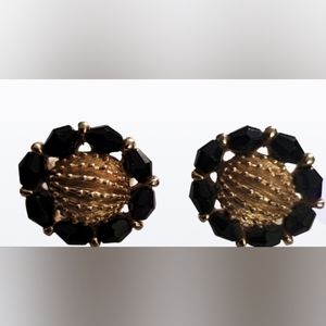 Vintage Trifari Signed black stone gold tone clip on earrings